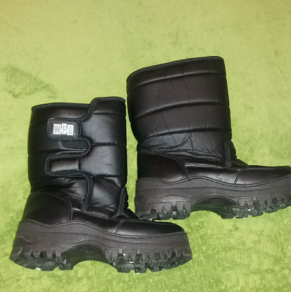 WFS black snow boots with velcro